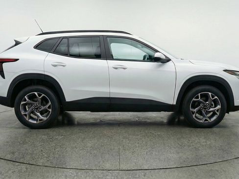 Used 2025 Chevrolet Trax LT w/ LT Convenience Package FWD image 11