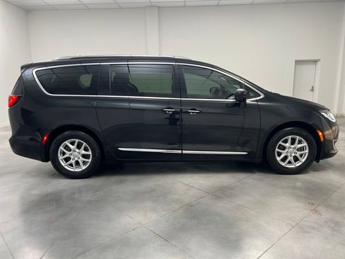 Used 2020 Chrysler Pacifica Touring-L image 8