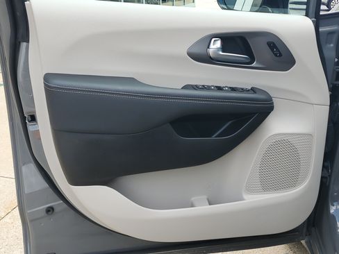 Used 2024 Chrysler Pacifica Touring-L FWD image 5