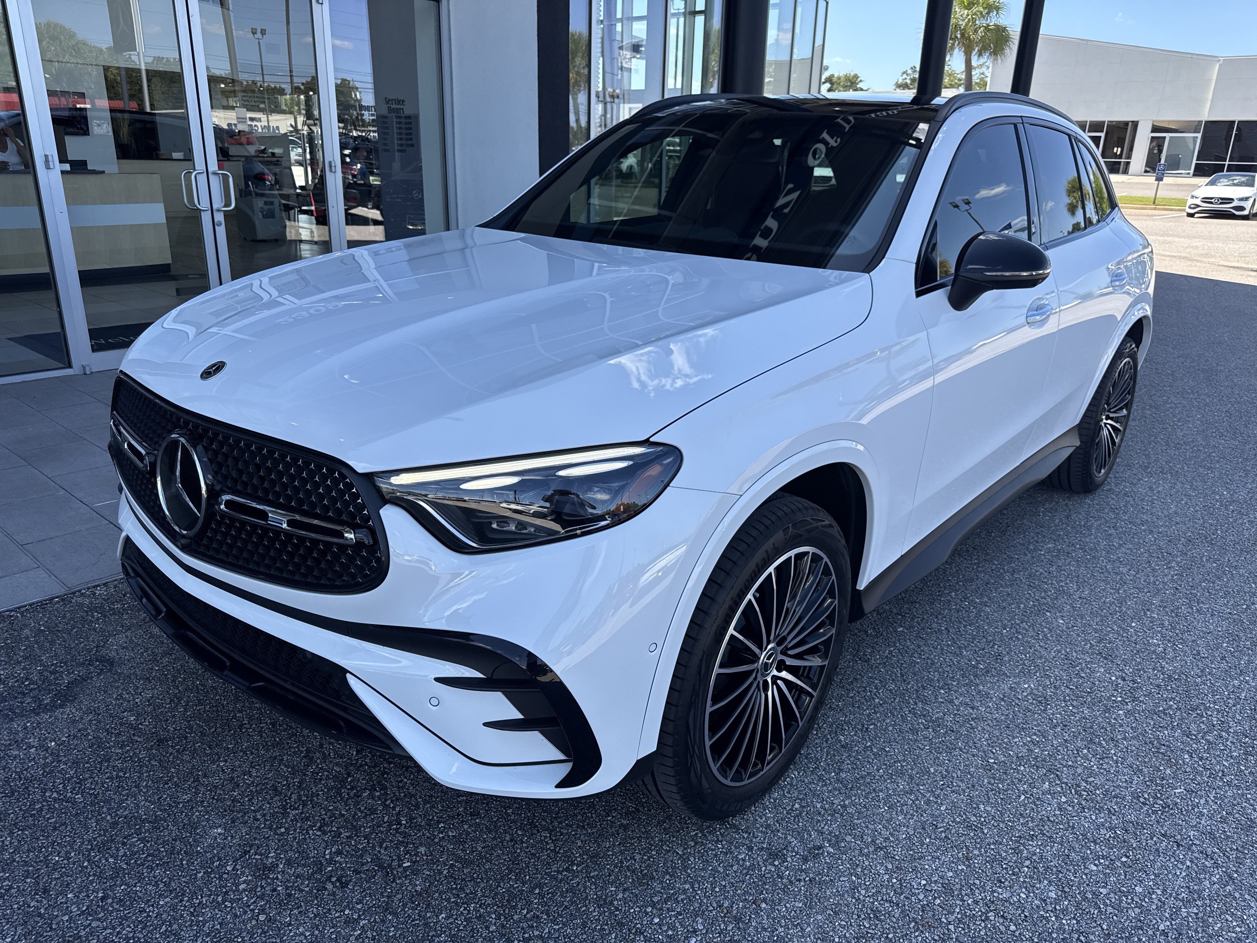 Used 2025 Mercedes-Benz GLC 300 4MATIC image 1