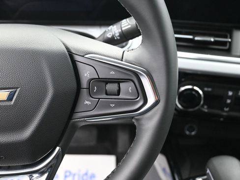 Used 2025 Chevrolet Trax LT w/ Sunroof Package image 12