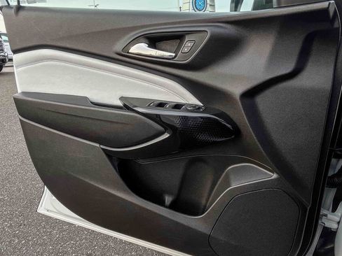 Certified 2025 Chevrolet Trax LT w/ LT Convenience Package image 39