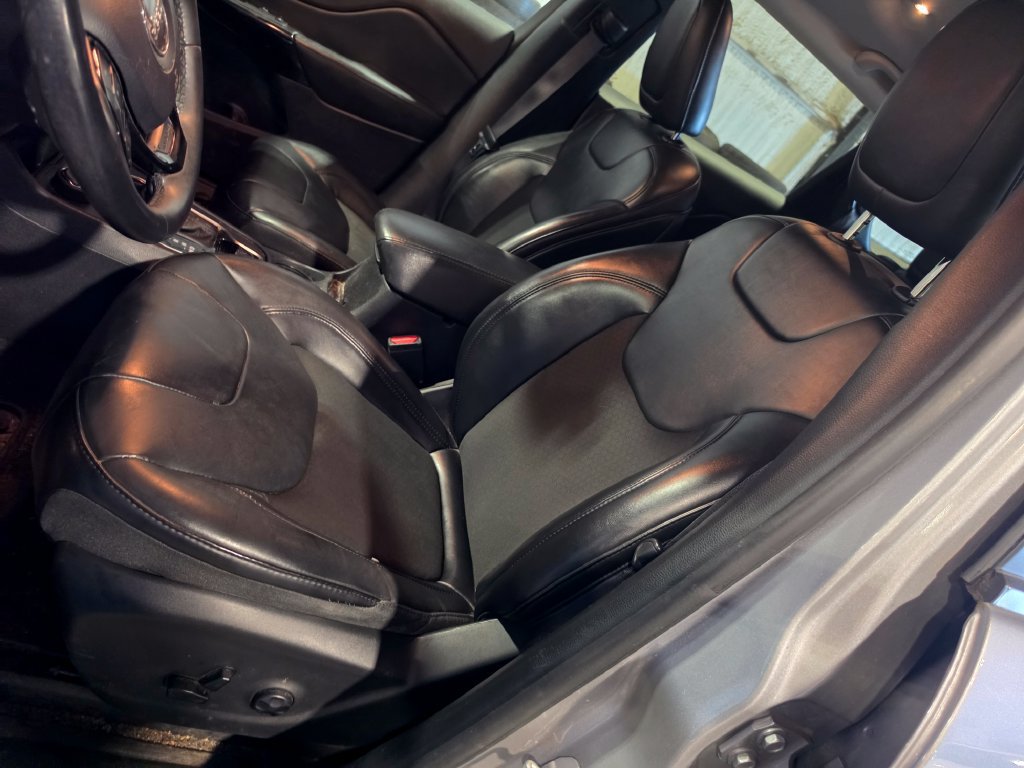 Used 2019 Jeep Cherokee Latitude Plus AWD/4WD image 7