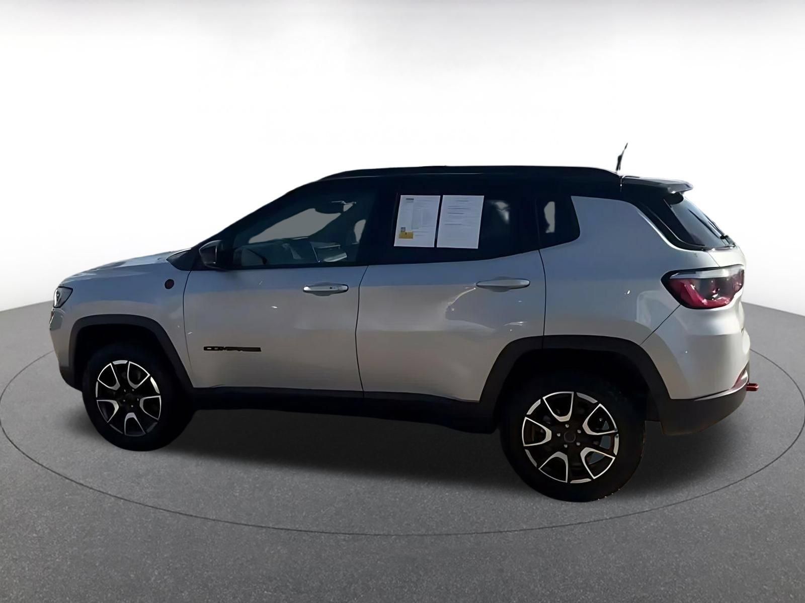 Used 2025 Jeep Compass Trailhawk AWD/4WD image 10