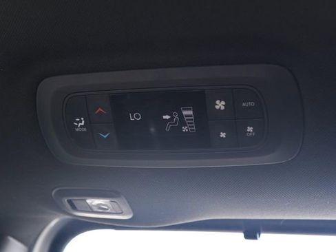 Used 2018 Chrysler Pacifica Limited w/ Advanced Safetytec Group FWD image 26