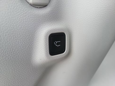 Used 2018 Jeep Compass Latitude w/ Popular Equipment Group image 8