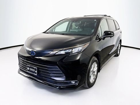 Used 2022 Toyota Sienna XLE Woodland Edition AWD/4WD image 3