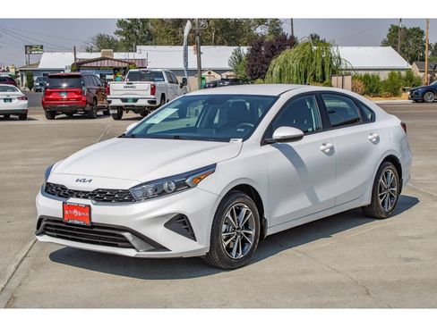 Used 2024 Kia Forte LXS w/ LXS Technology Package FWD image 4