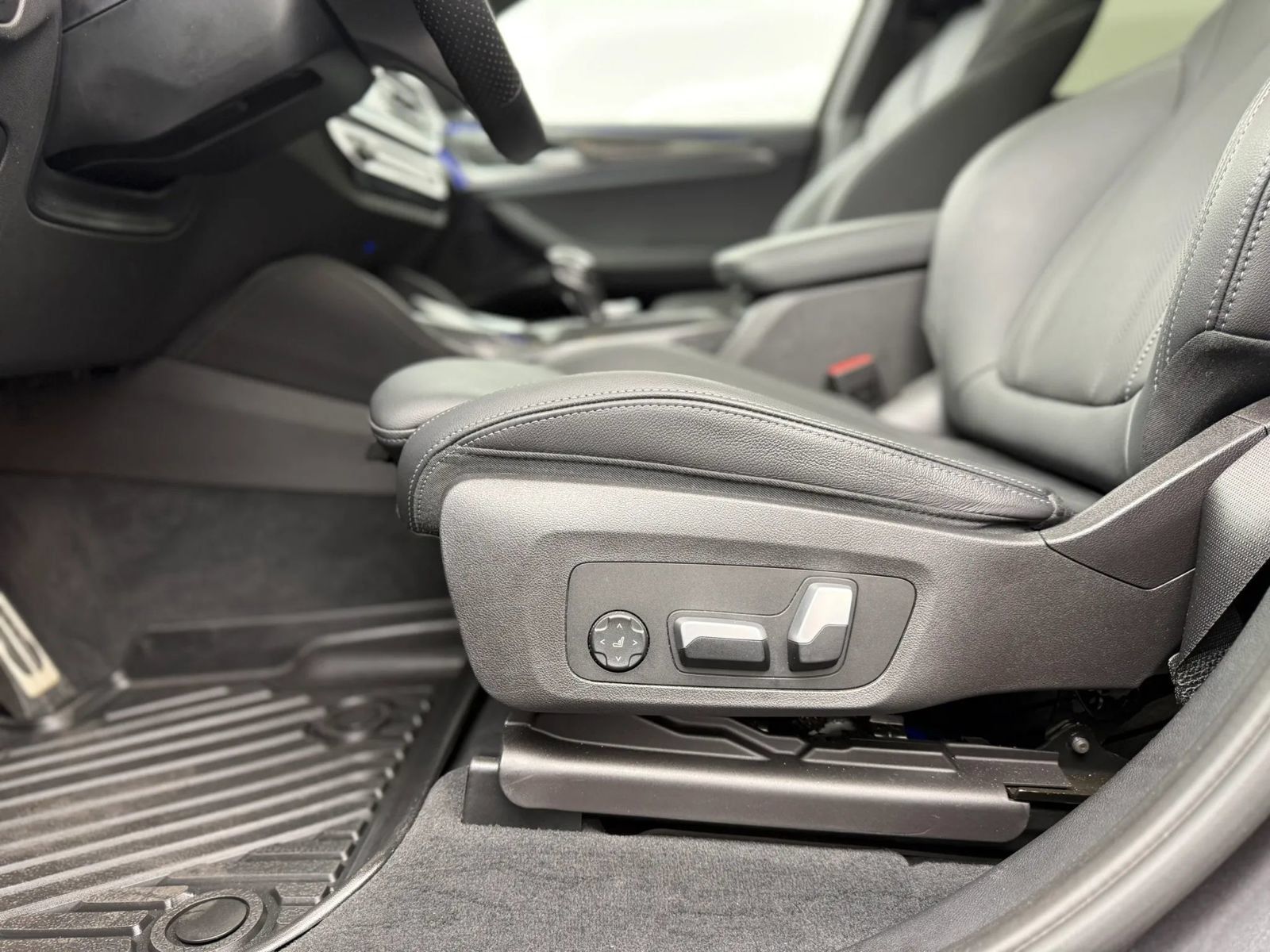 Used 2023 BMW X4 M40i AWD/4WD image 18