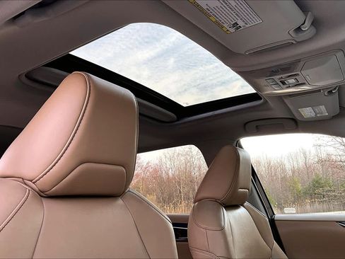 Used 2021 Toyota RAV4 XLE Premium image 14