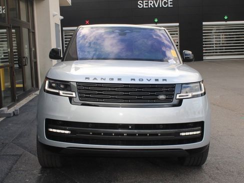 Used 2023 Land Rover Range Rover SE image 3