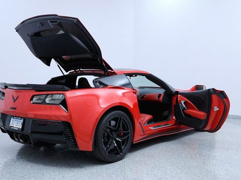 Used 2016 Chevrolet Corvette Z06 w/ 3LZ Preferred Equipment Group image 11