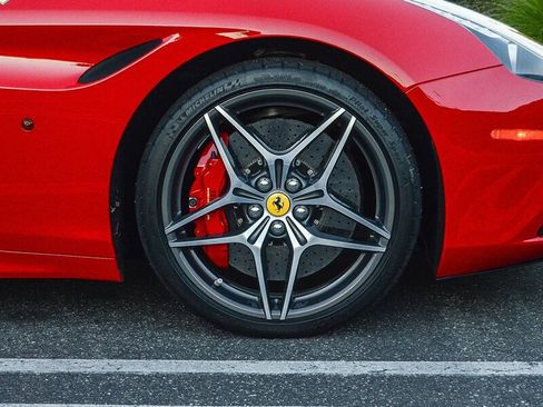 Used 2016 Ferrari California T image 13