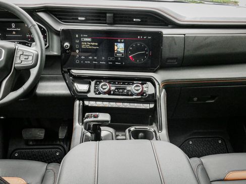 Used 2025 GMC Sierra 1500 AT4 w/ Technology Package AWD/4WD image 30