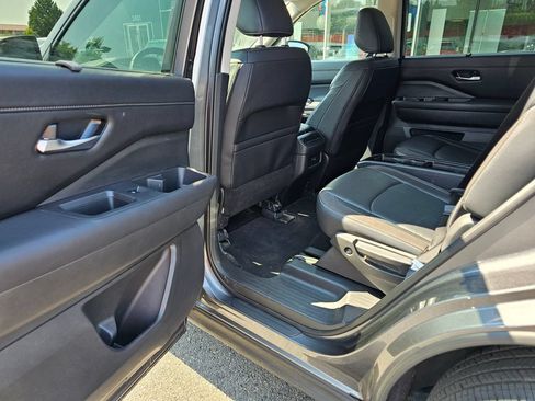 Used 2025 Nissan Pathfinder SL w/ SL Premium Package AWD/4WD image 17