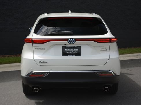 Used 2022 Toyota Venza XLE AWD/4WD image 6