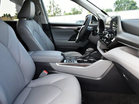 Used 2024 Toyota Highlander Limited FWD image 37
