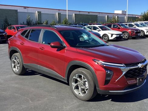 Used 2025 Chevrolet Trax LT w/ LT Convenience Package image 3