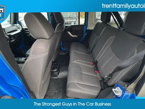 Used 2015 Jeep Wrangler Unlimited Rubicon w/ Connectivity Group image 32