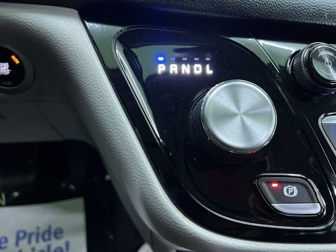 Used 2019 Chrysler Pacifica Touring-L FWD image 23