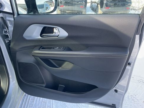 New 2026 Chrysler Pacifica Limited image 10