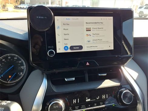 Used 2023 Toyota Venza LE image 17