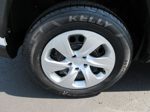 Used 2022 Toyota RAV4 LE AWD/4WD image 9