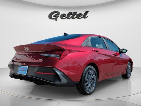Used 2024 Hyundai Elantra Blue FWD image 5
