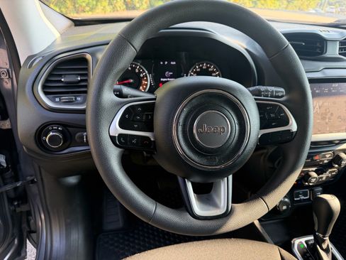 Used 2023 Jeep Renegade Latitude AWD/4WD image 27