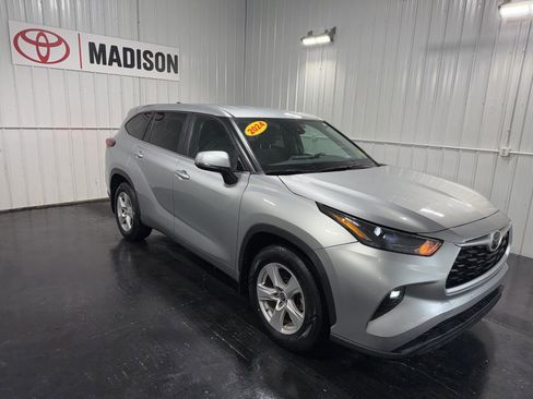 Used 2024 Toyota Highlander LE image 4