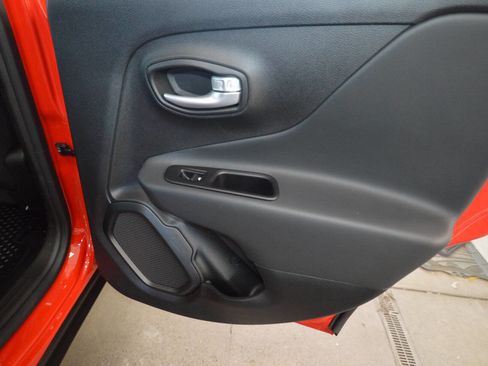 Used 2023 Jeep Renegade Latitude AWD/4WD image 14