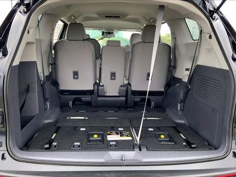 Used 2024 Toyota Sienna LE FWD image 34