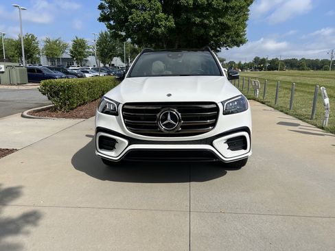 New 2026 Mercedes-Benz GLS 580 4MATIC image 3