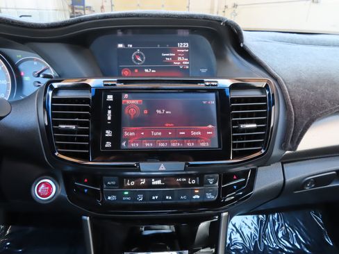 Used 2017 Honda Accord EX-L image 18