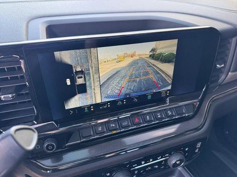 Used 2025 Chevrolet Silverado 2500 ZR2 w/ Technology Package image 27