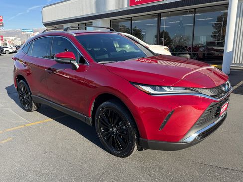 Used 2022 Toyota Venza Limited image 2