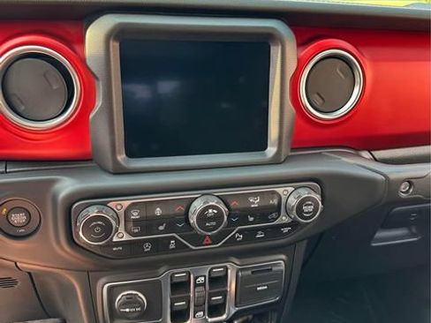 Used 2021 Jeep Gladiator Rubicon AWD/4WD image 9