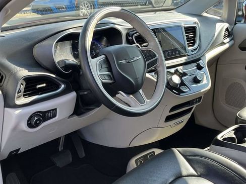 Used 2020 Chrysler Pacifica Limited FWD image 12