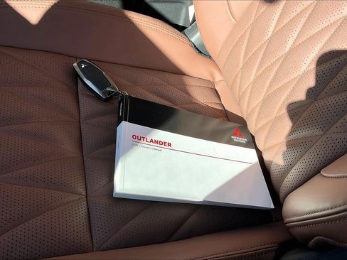 Used 2025 Mitsubishi Outlander SEL image 12