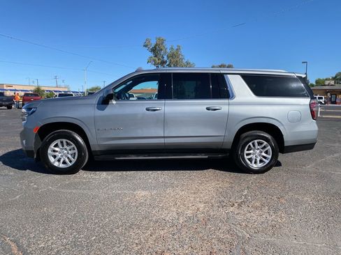 Used 2024 Chevrolet Suburban LT RWD image 3