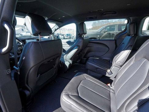 New 2026 Chrysler Pacifica Select image 28