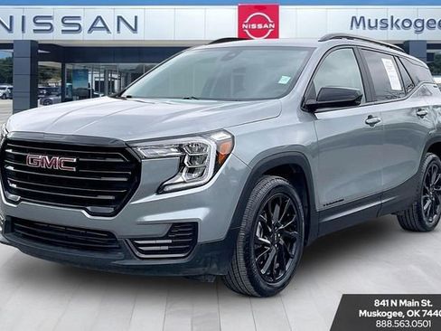 Used 2024 GMC Terrain SLE w/ Driver Convenience Package FWD image 3