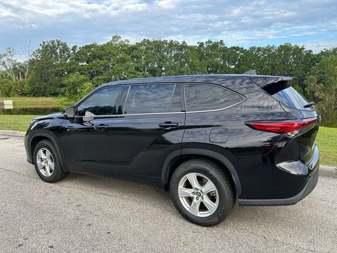 Used 2022 Toyota Highlander LE FWD image 4