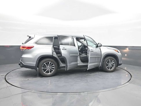 Used 2017 Toyota Highlander XLE AWD/4WD image 49