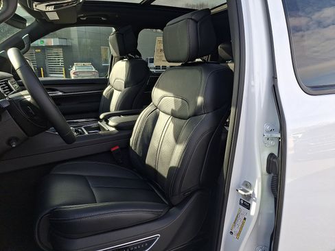 New 2026 Jeep Grand Wagoneer Summit image 10