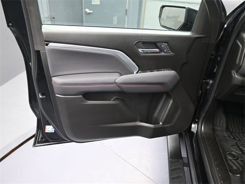 Used 2025 Chevrolet Colorado Z71 w/ Technology Package image 17