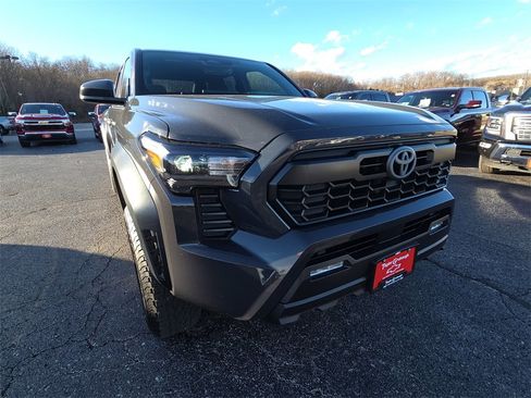 Used 2024 Toyota Tacoma TRD Sport image 12