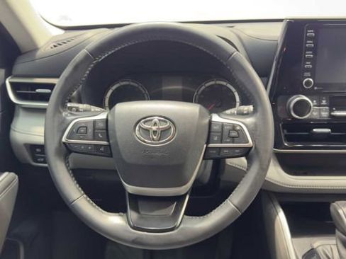 Used 2021 Toyota Highlander LE FWD image 18