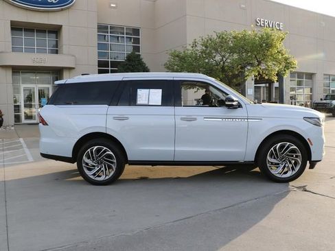 Used 2025 Lincoln Navigator Reserve AWD/4WD image 7