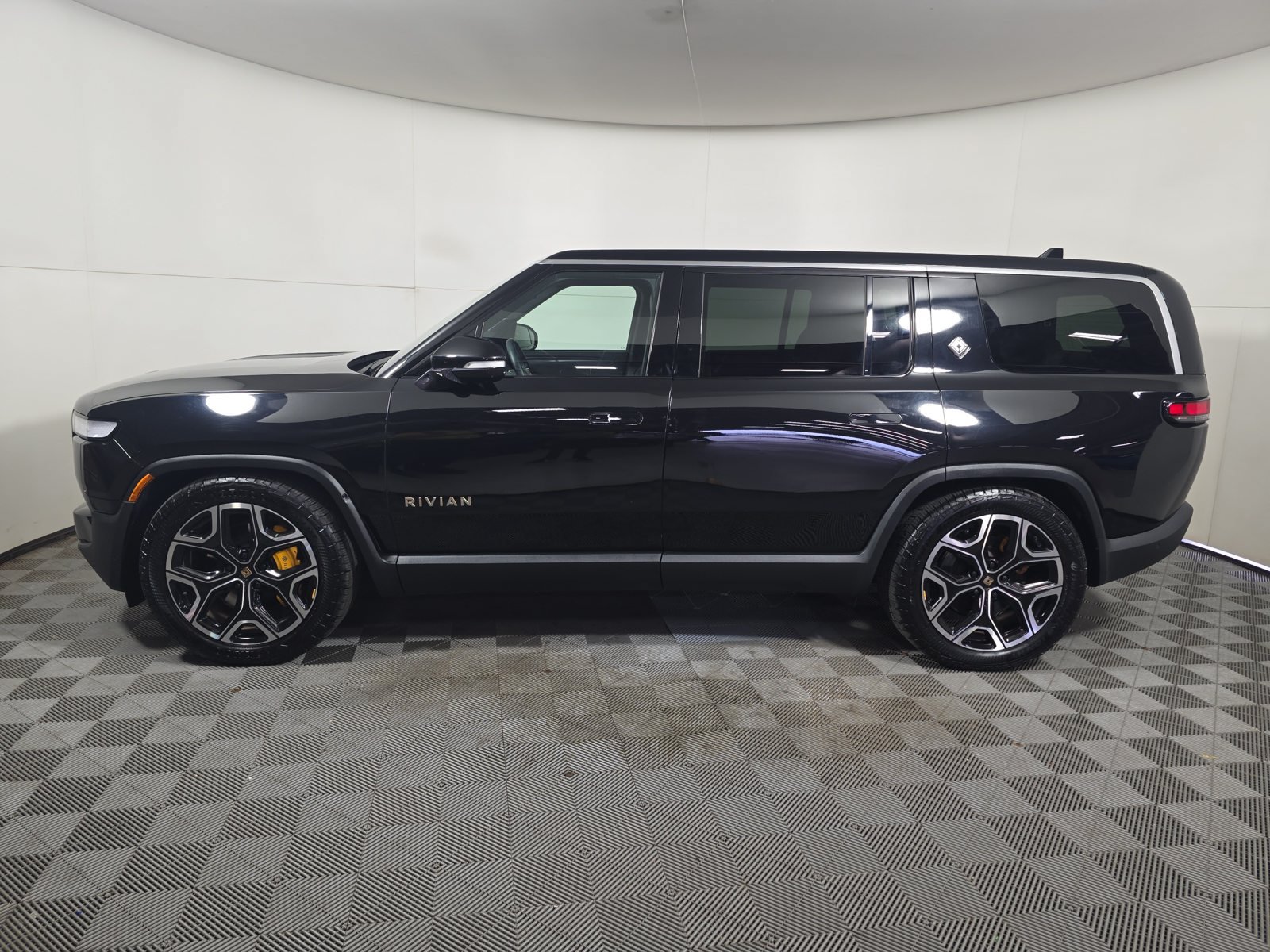 Used 2022 Rivian R1S Launch Edition Quad AWD/4WD image 2